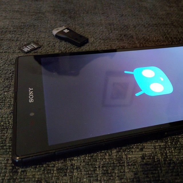 Фото: смартфон на столе с кодом на экране, иллюстрация уязвимости