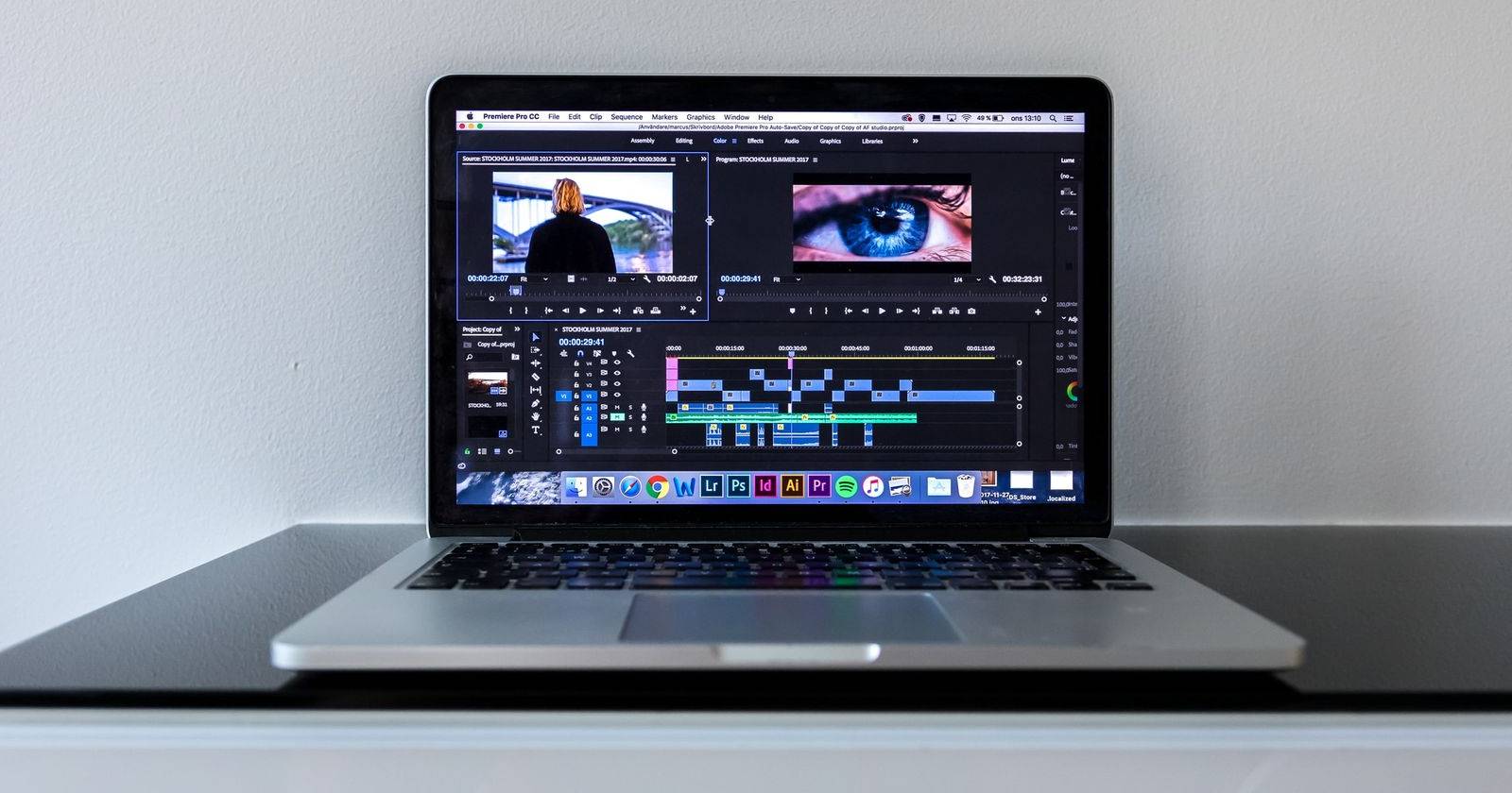 Premiere Pro открыта на MacBook с проектом на экране