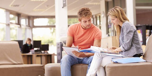Преподаватель объясняет концепцию группе слушателей
