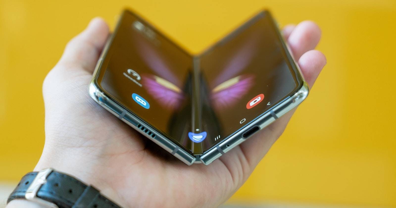 Уход за экраном складывающегося телефона