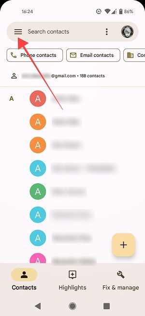 Гамбургер-меню в приложении Google Контакты для доступа к меткам.