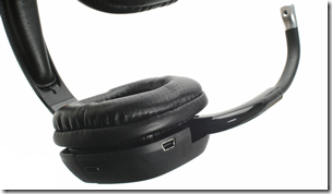 Наушники и кабель для зарядки рядом