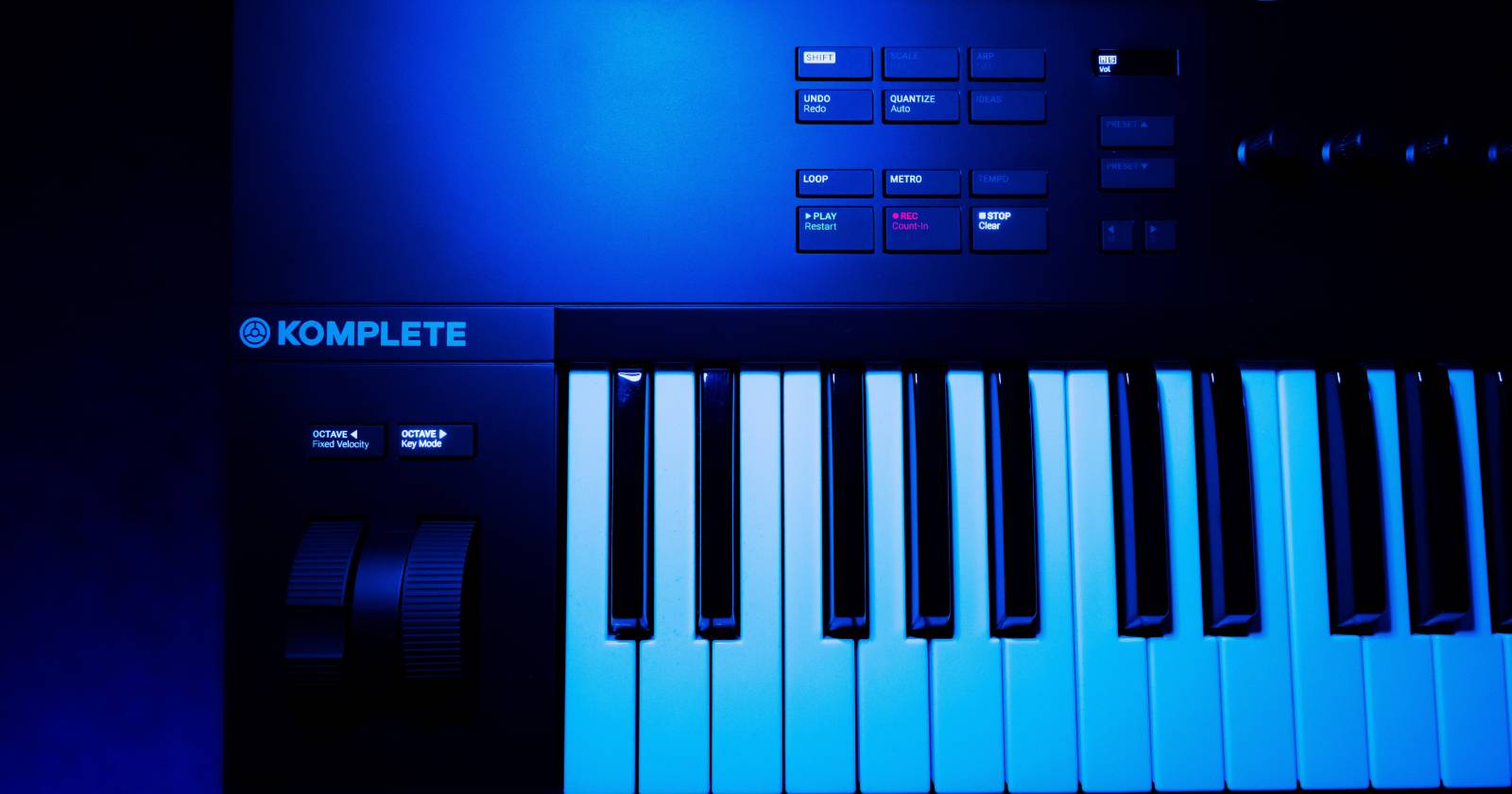 Синтезатор Komplete на студийном столе