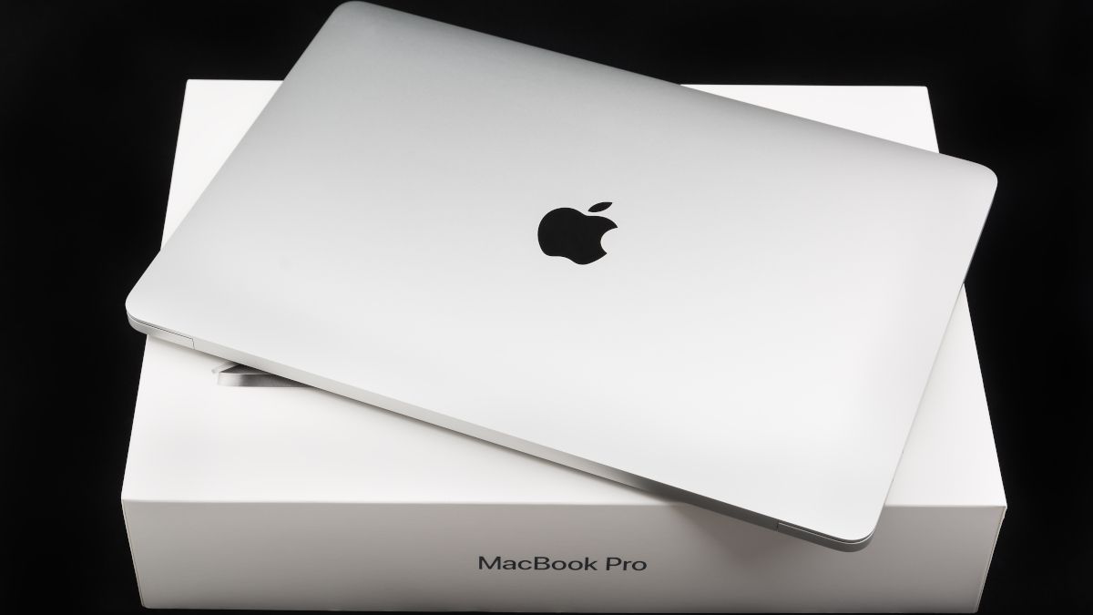 Закрытый MacBook Pro на оригинальной упаковке