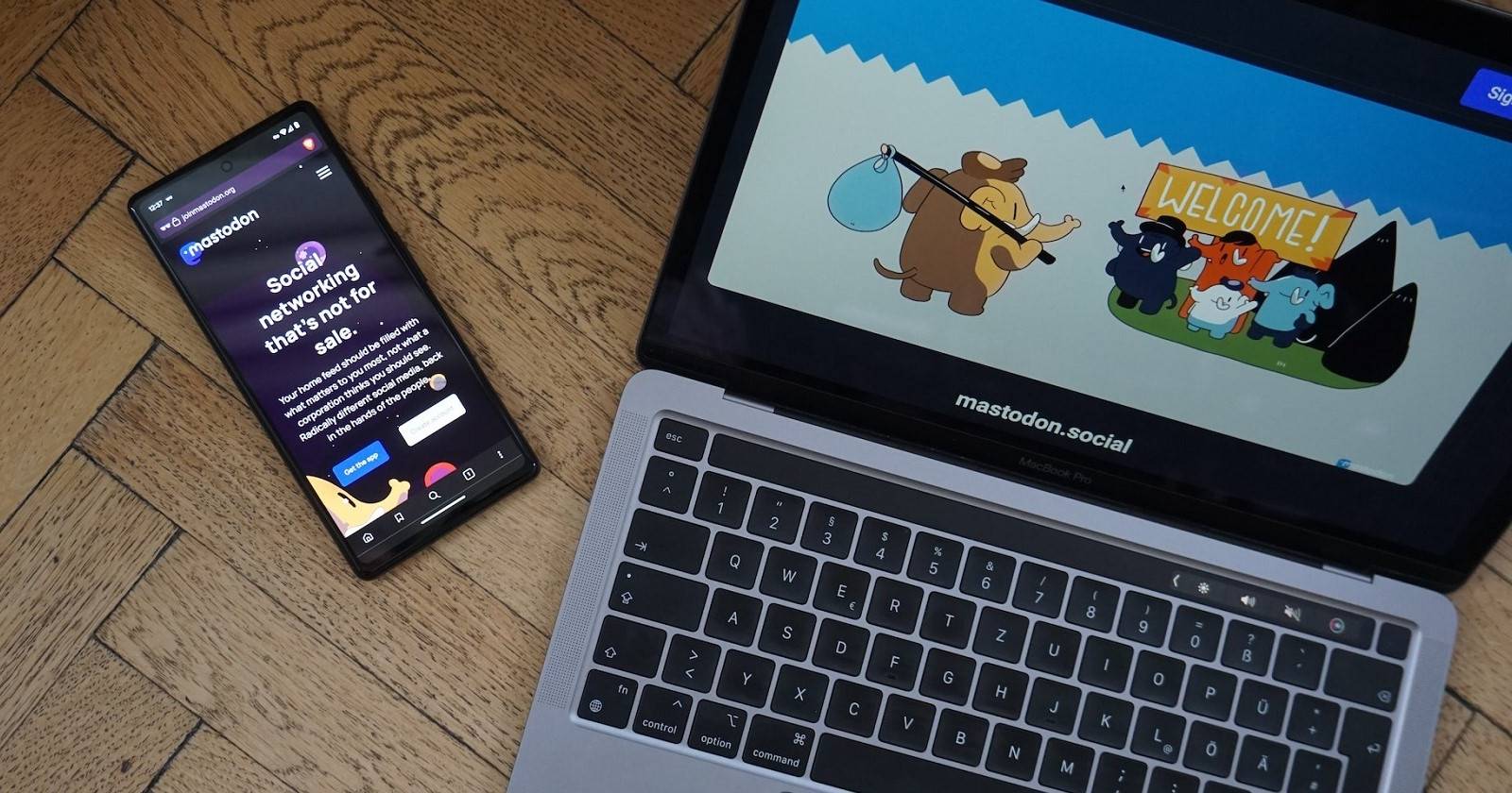 Приложение Mastodon открыто на ПК и смартфоне