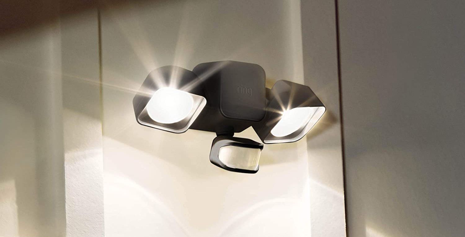 Наружный охранный прожектор у входа