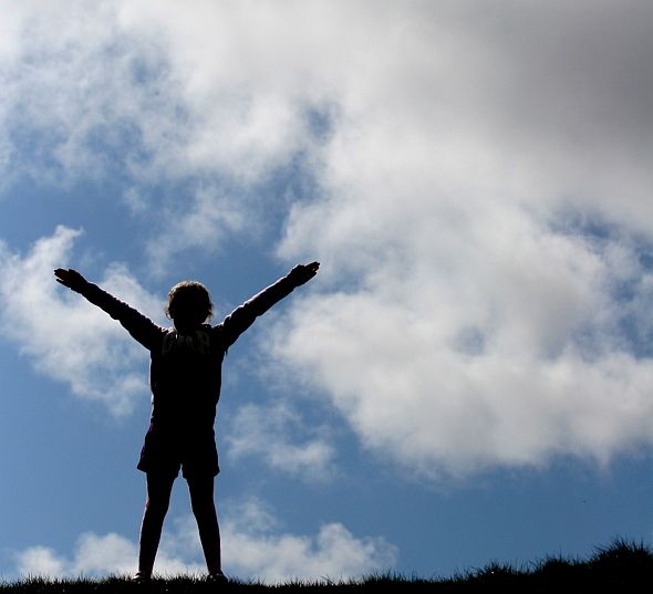 Аннулированный телефон и деньги, символизирующие экономию на счёте