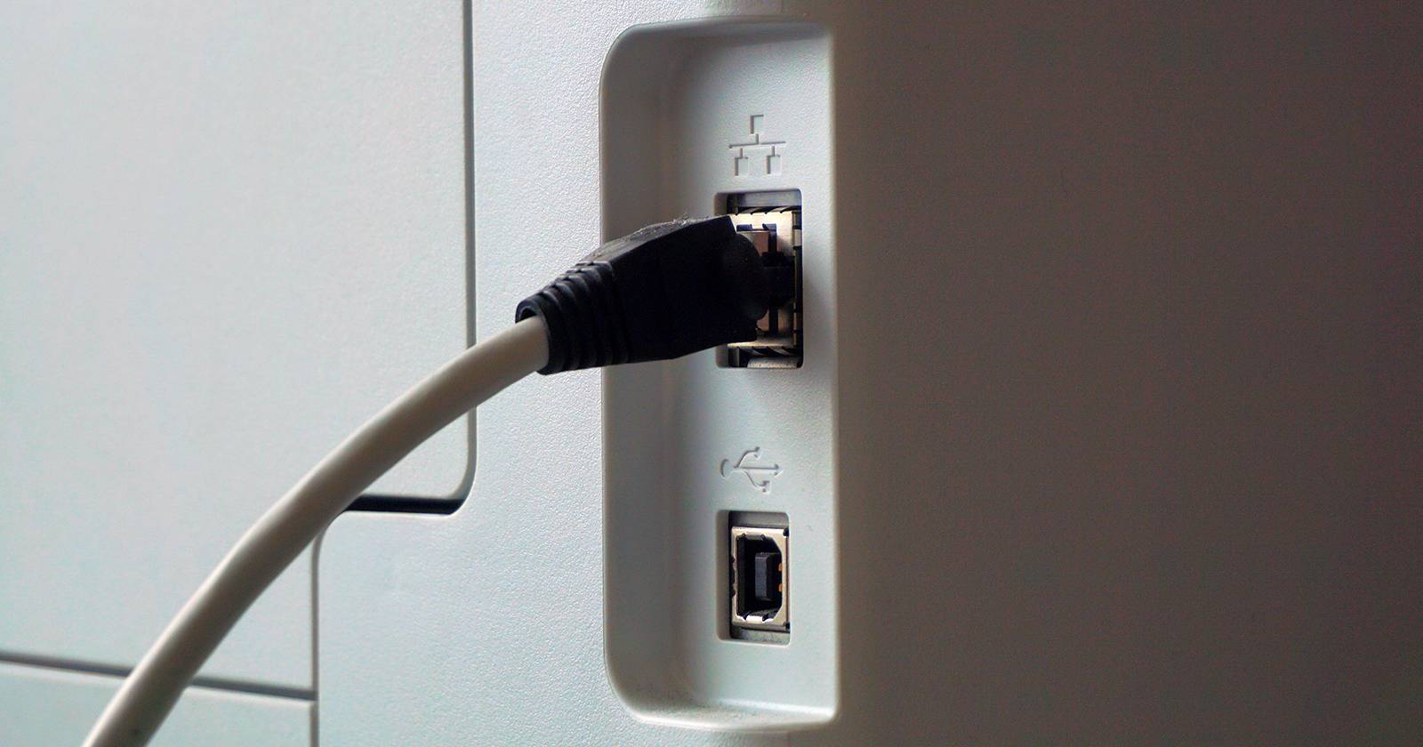 задняя часть принтера с Ethernet-подключением
