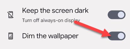 Включите «Затемнить обои».