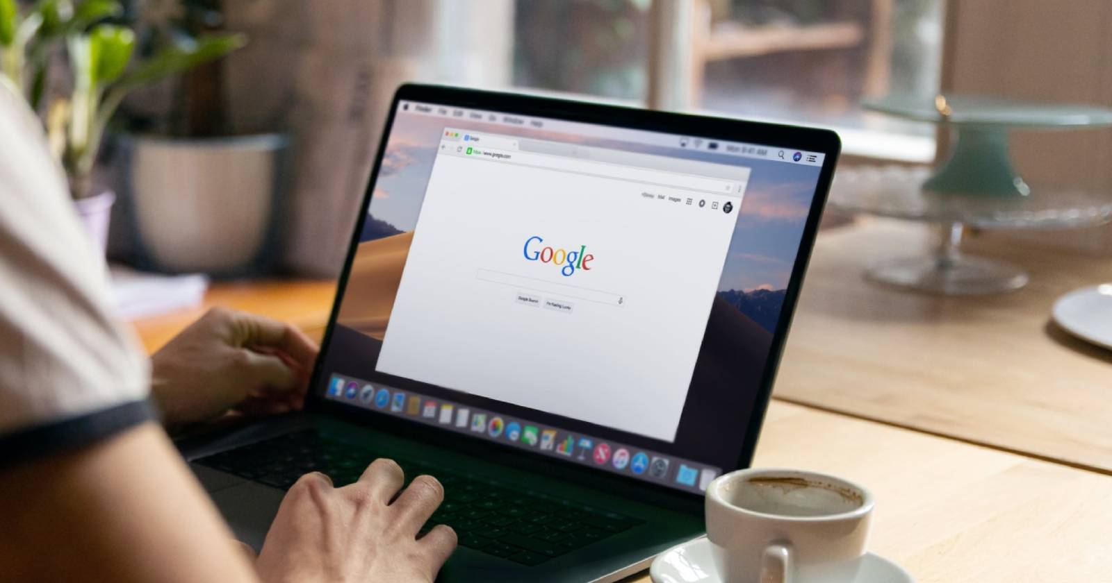 Человек использует Google Chrome на MacBook