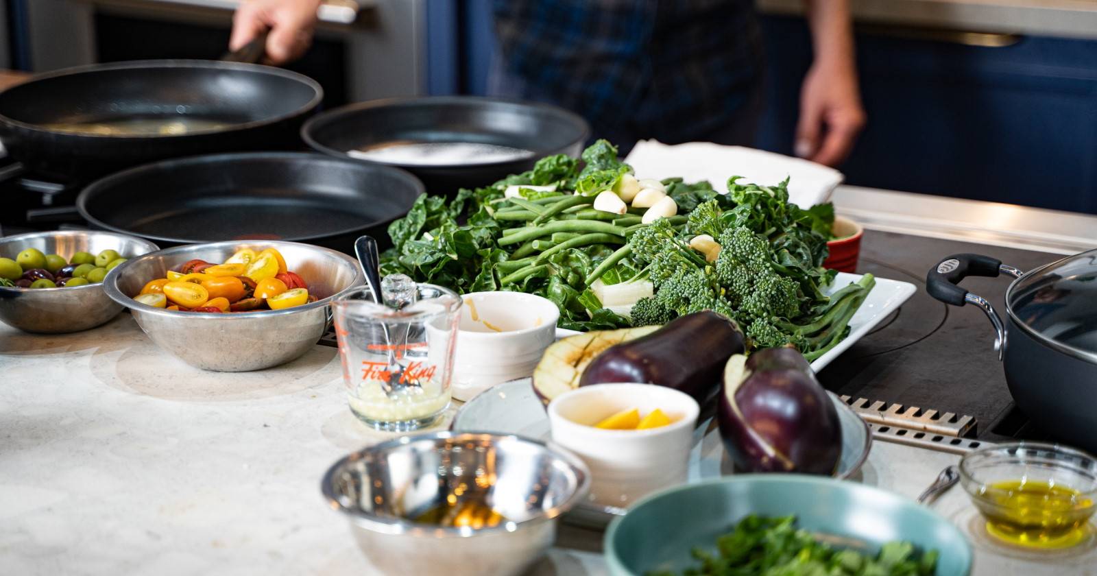 человек готовит еду на плите в домашней кухне