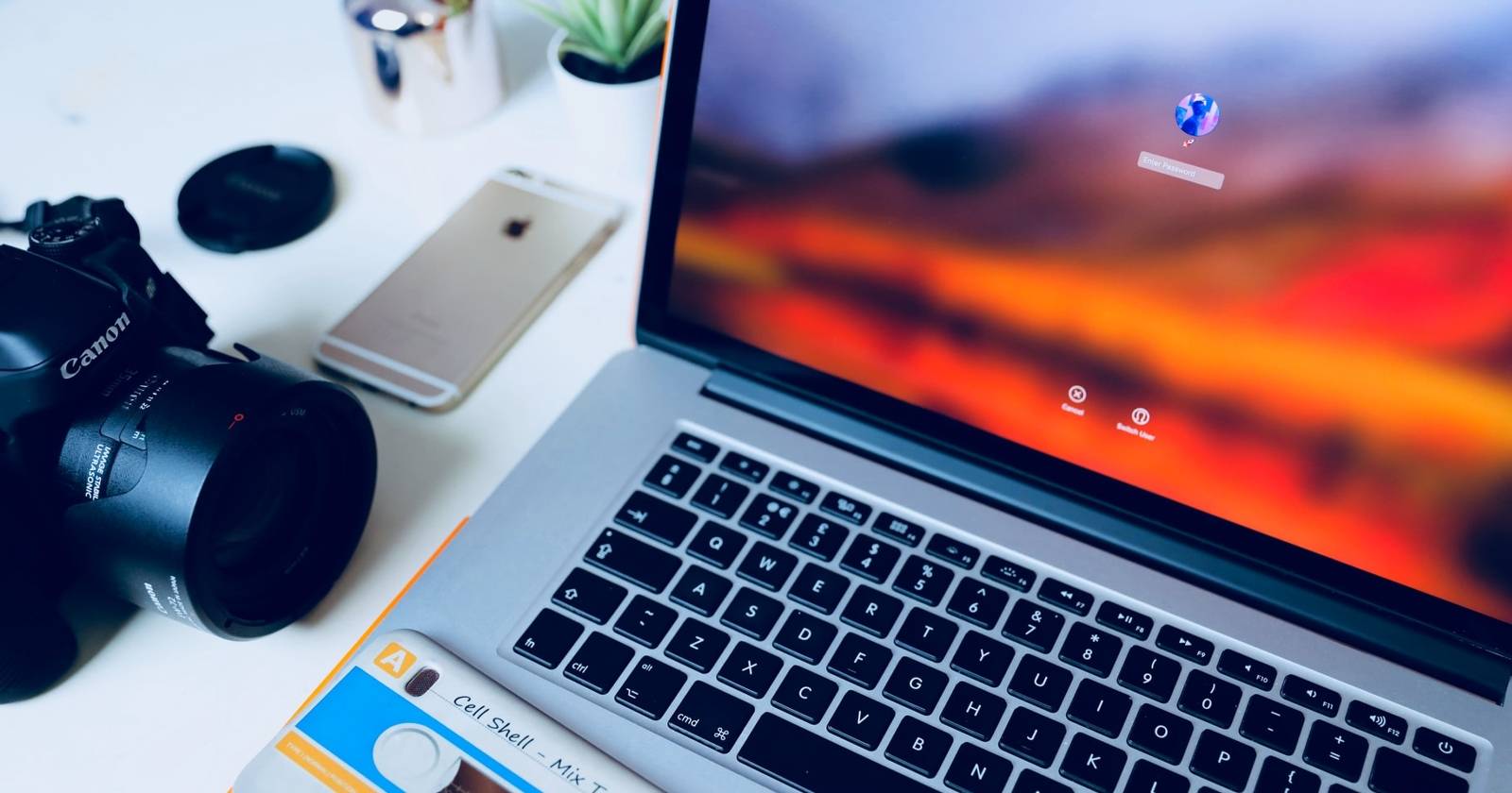 MacBook на столе с экраном входа в систему