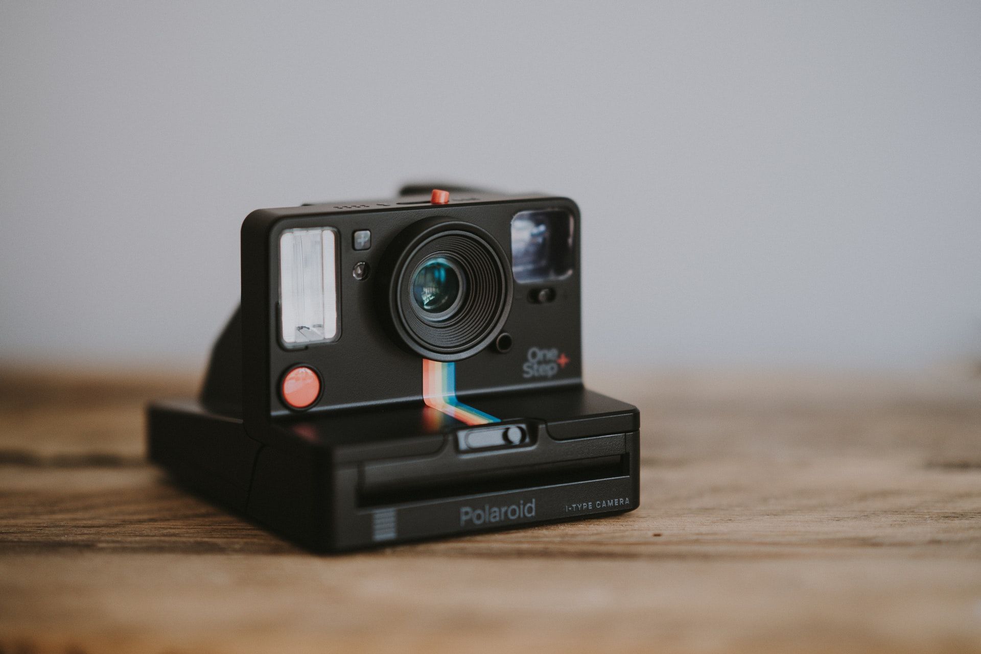 черный Polaroid OneStep Plus с указанием видоискателя слева от объектива