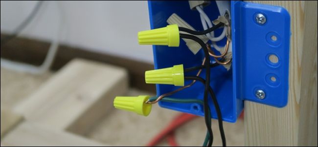 Корректное размещение проводов в монтажной коробке перед закреплением диммера