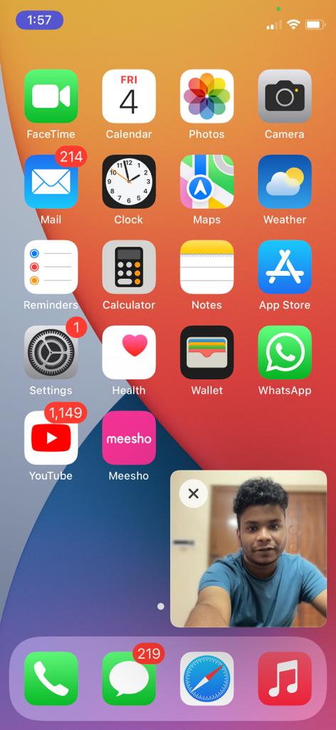 iPhone с демонстрацией экрана в FaceTime и активным приложением