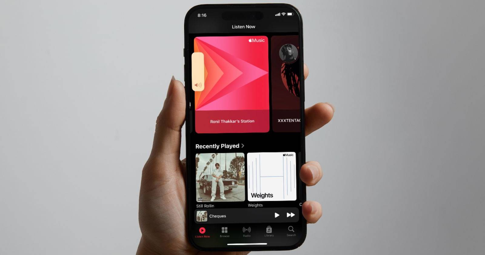 Женщина использует Apple Music на iPhone