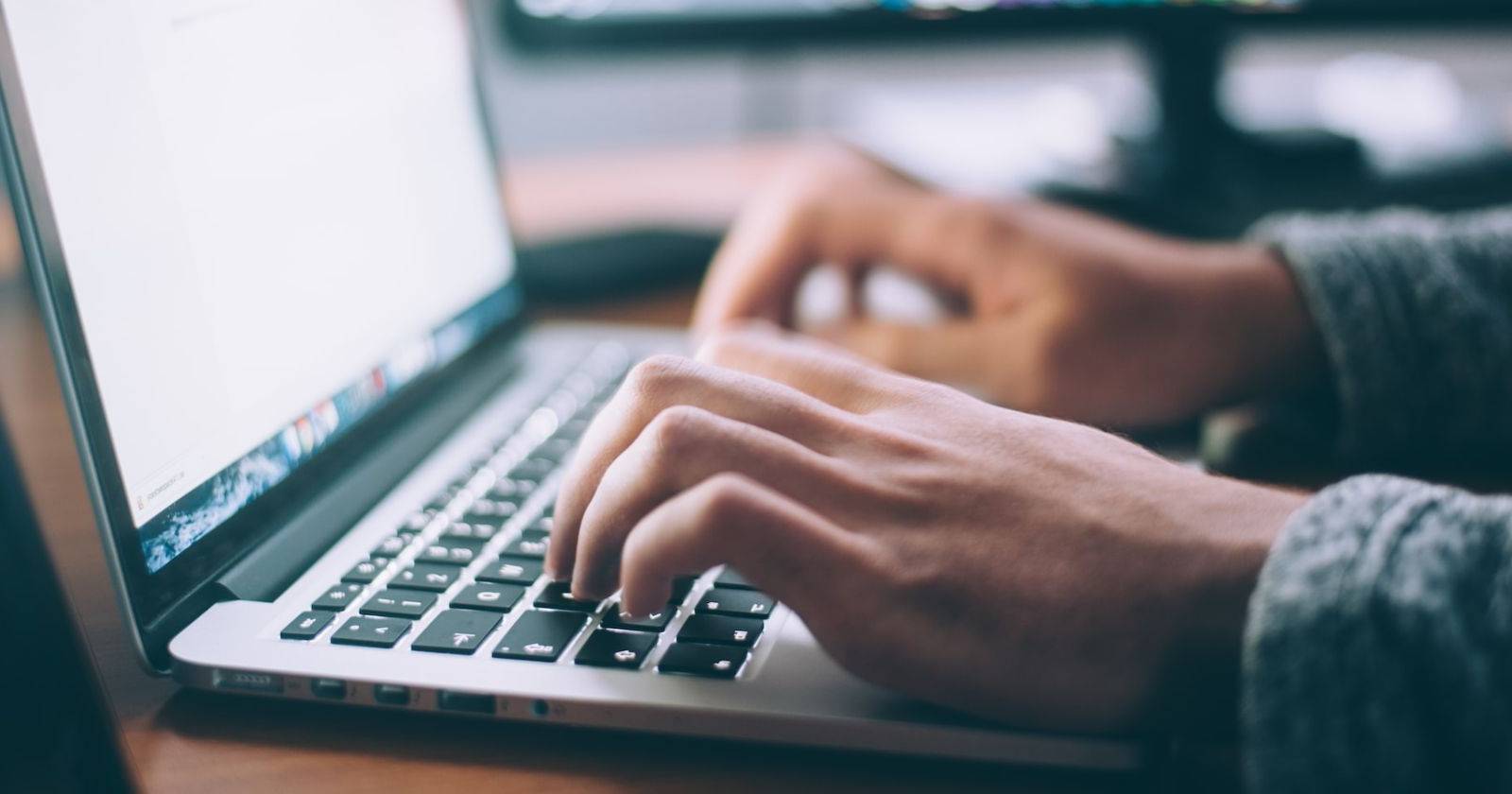 Специалист по вводу данных работает на MacBook, вводит строки в таблицу