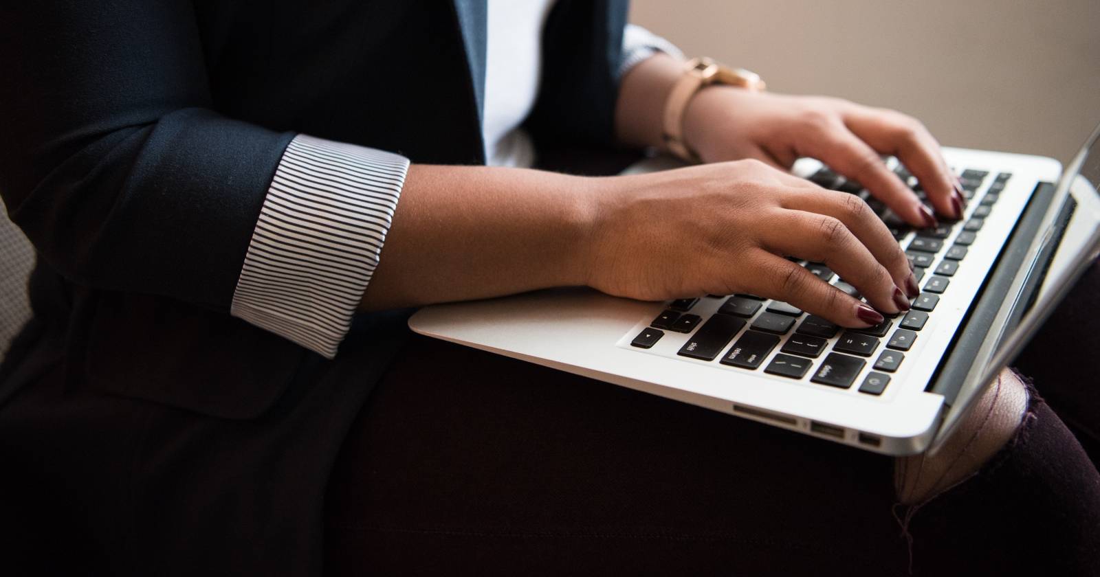 Женщина с MacBook на коленях