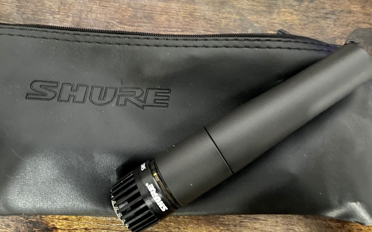 Микрофон Shure SM57 на стойке