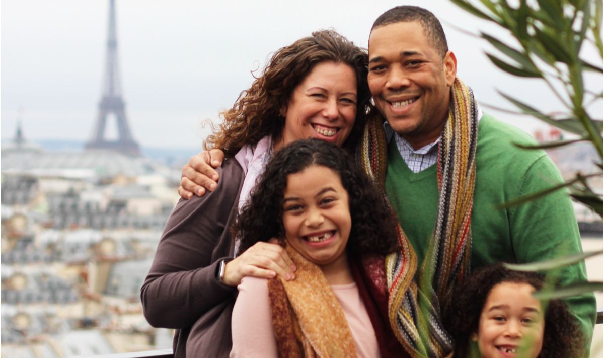 Счастливая семья на фоне Эйфелевой башни