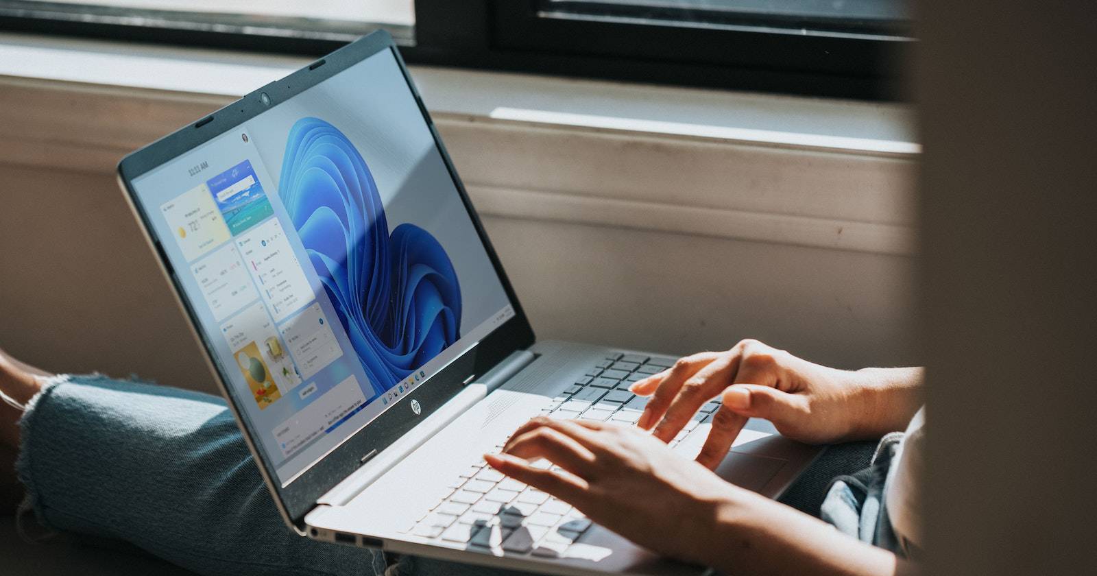 Windows 노트북 화면과 PowerShell 실행 예시