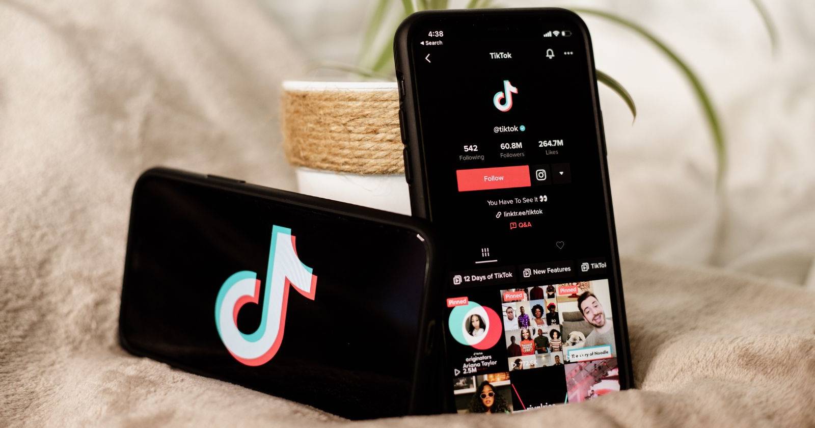 приложение TikTok и логотип на смартфонах
