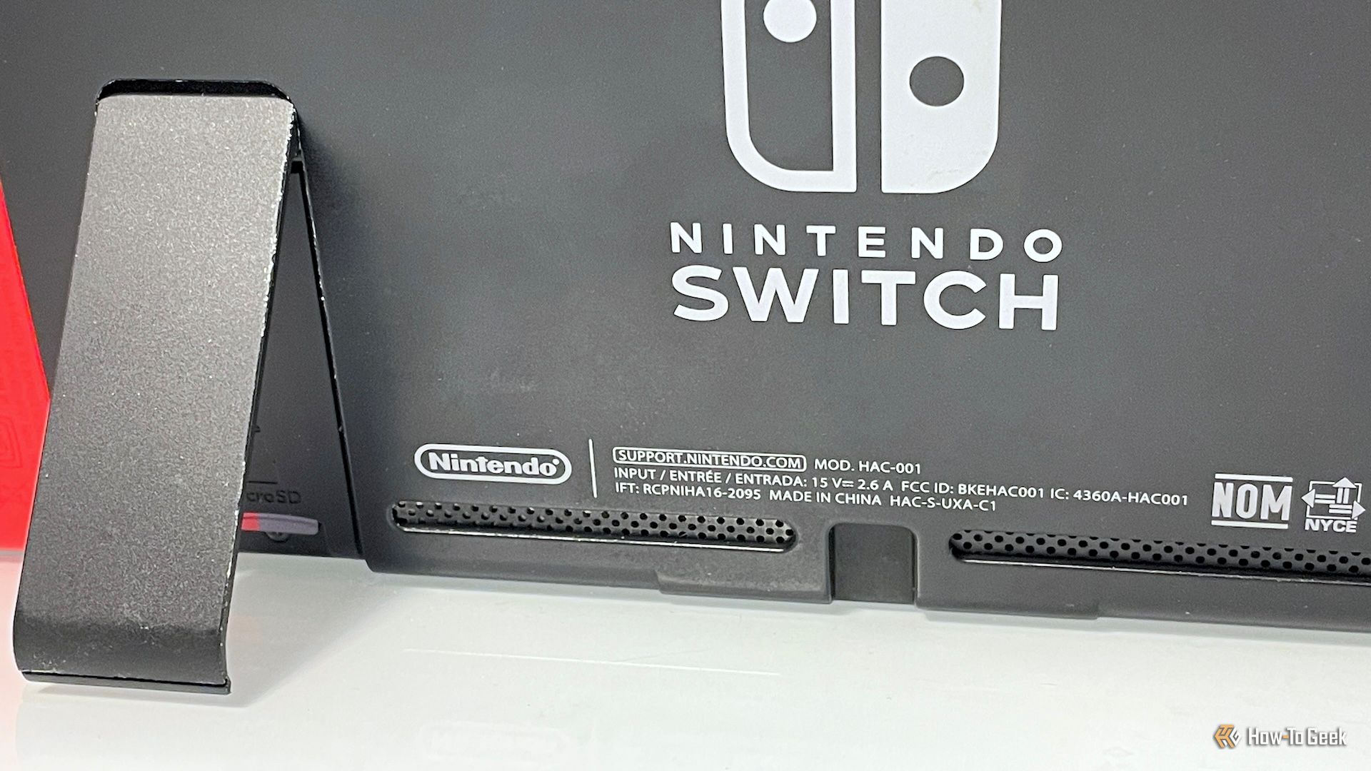 Задняя часть Switch, установленная так, чтобы вентиляция не блокировалась.