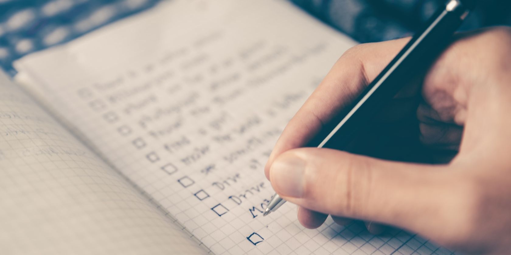 Человек делает чек-лист ручкой