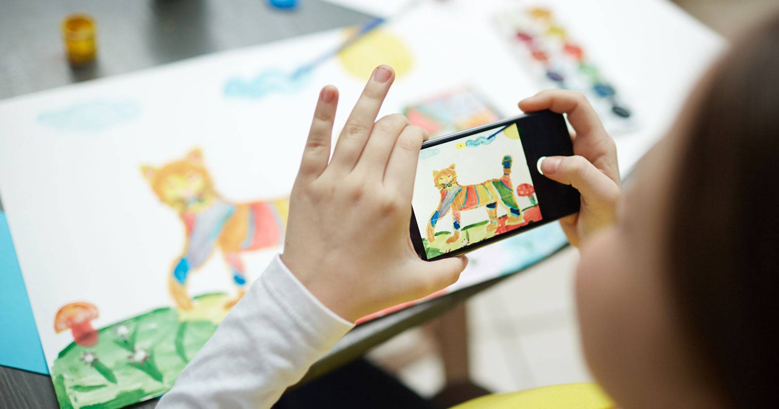 child creativity: ребёнок рисует на бумаге и планшете одновременно