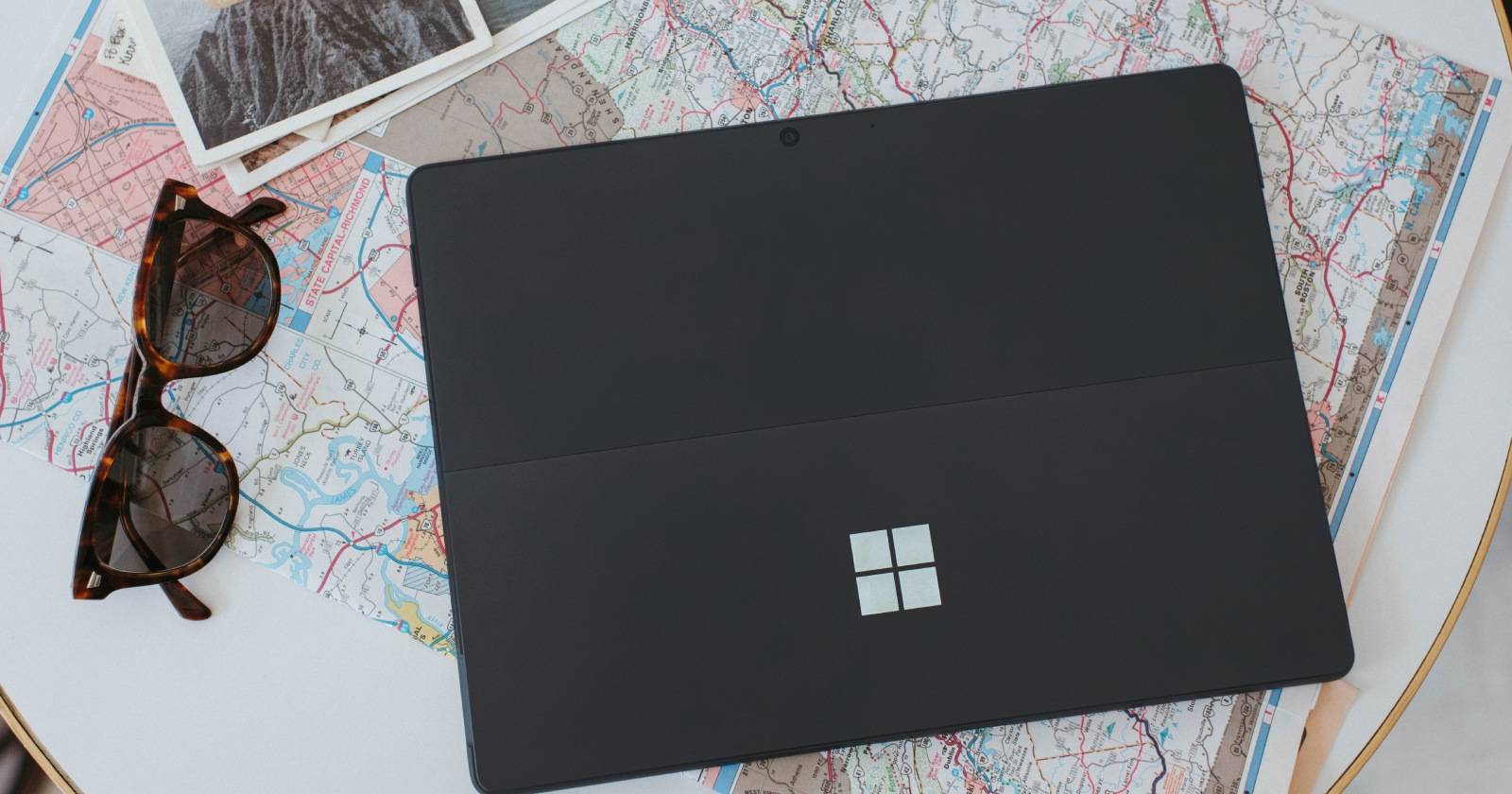 Ноутбук с Windows на столе, на экране карта