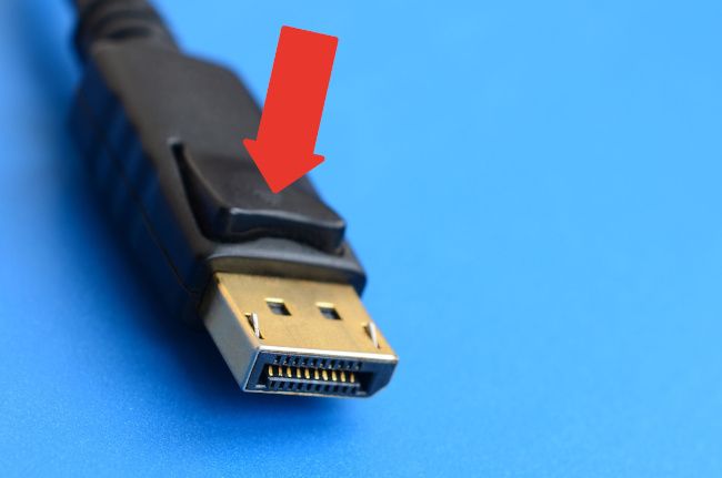 Нажмите кнопку фиксации на штекере DisplayPort.