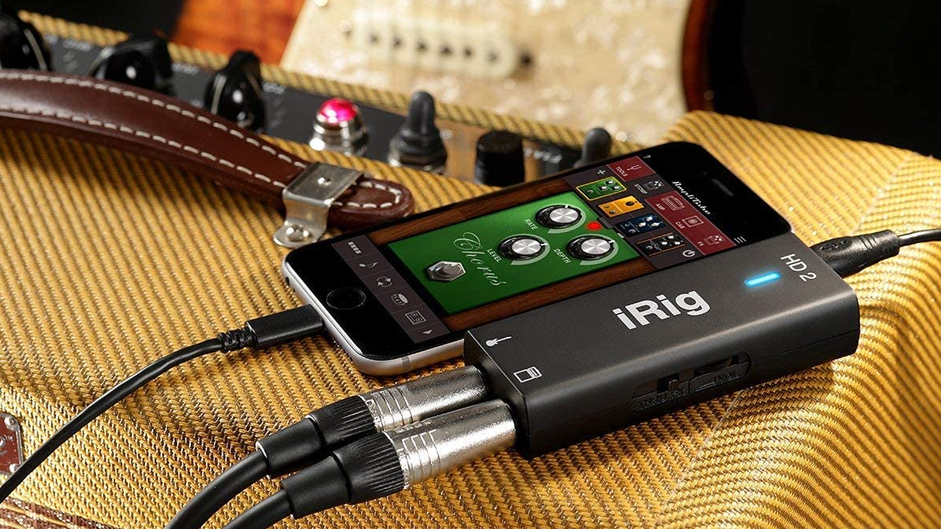 iRig HD 2, iPhone и электрогитара на столе