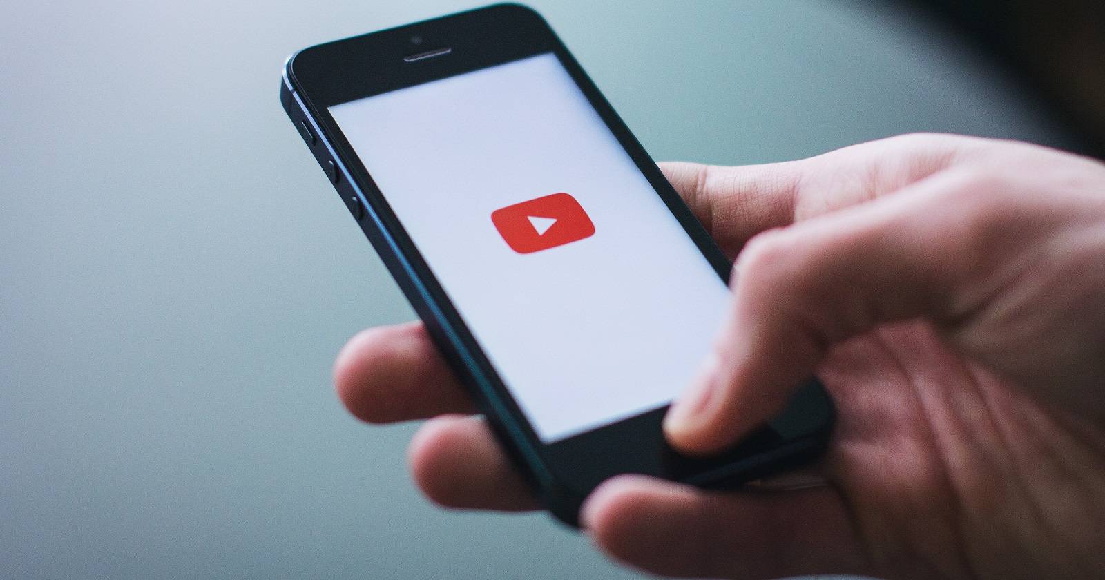 Иконка YouTube на экране смартфона