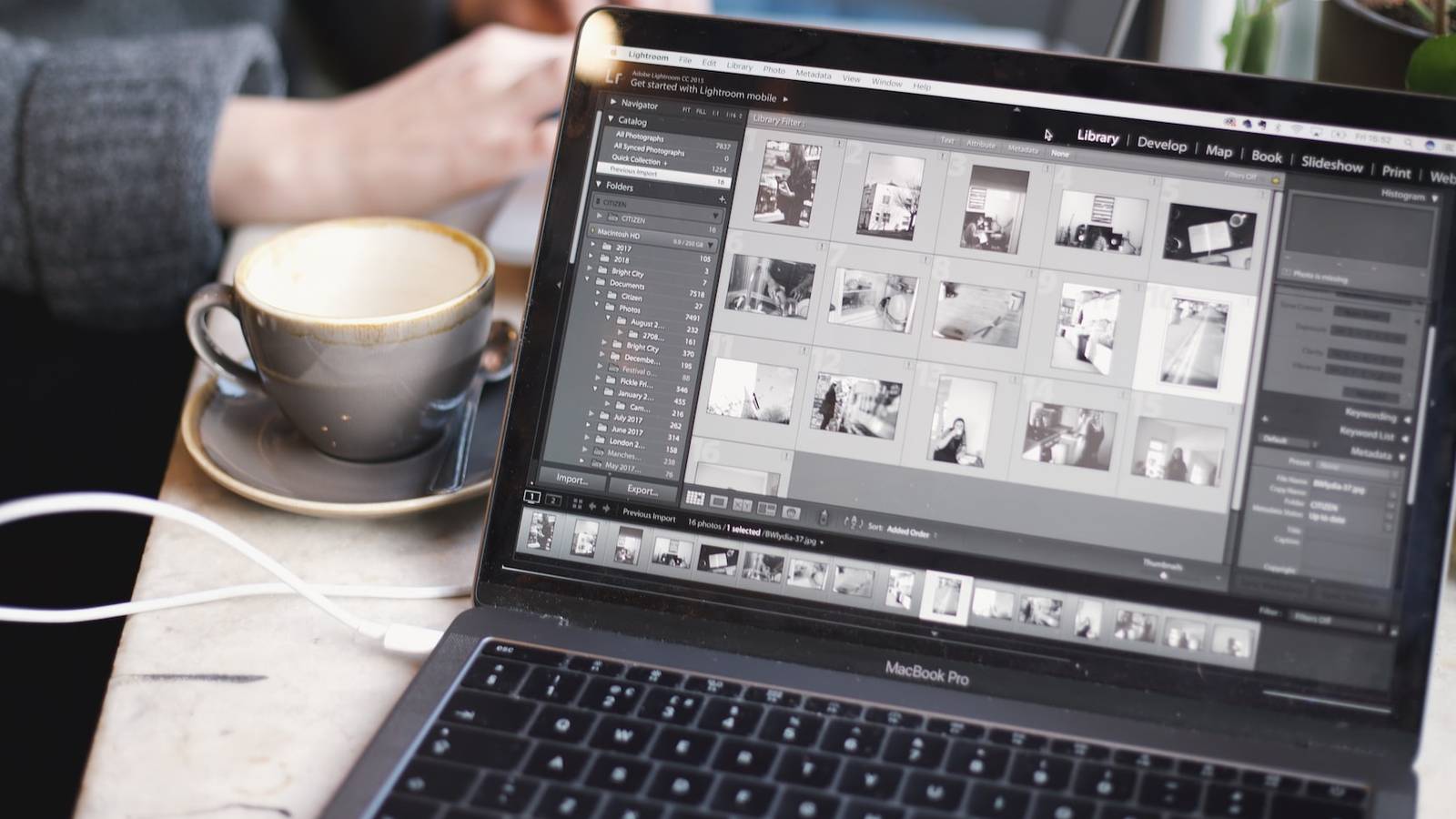 Интерфейс Lightroom на MacBook Pro