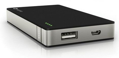 портативный аккумулятор рядом со смартфоном