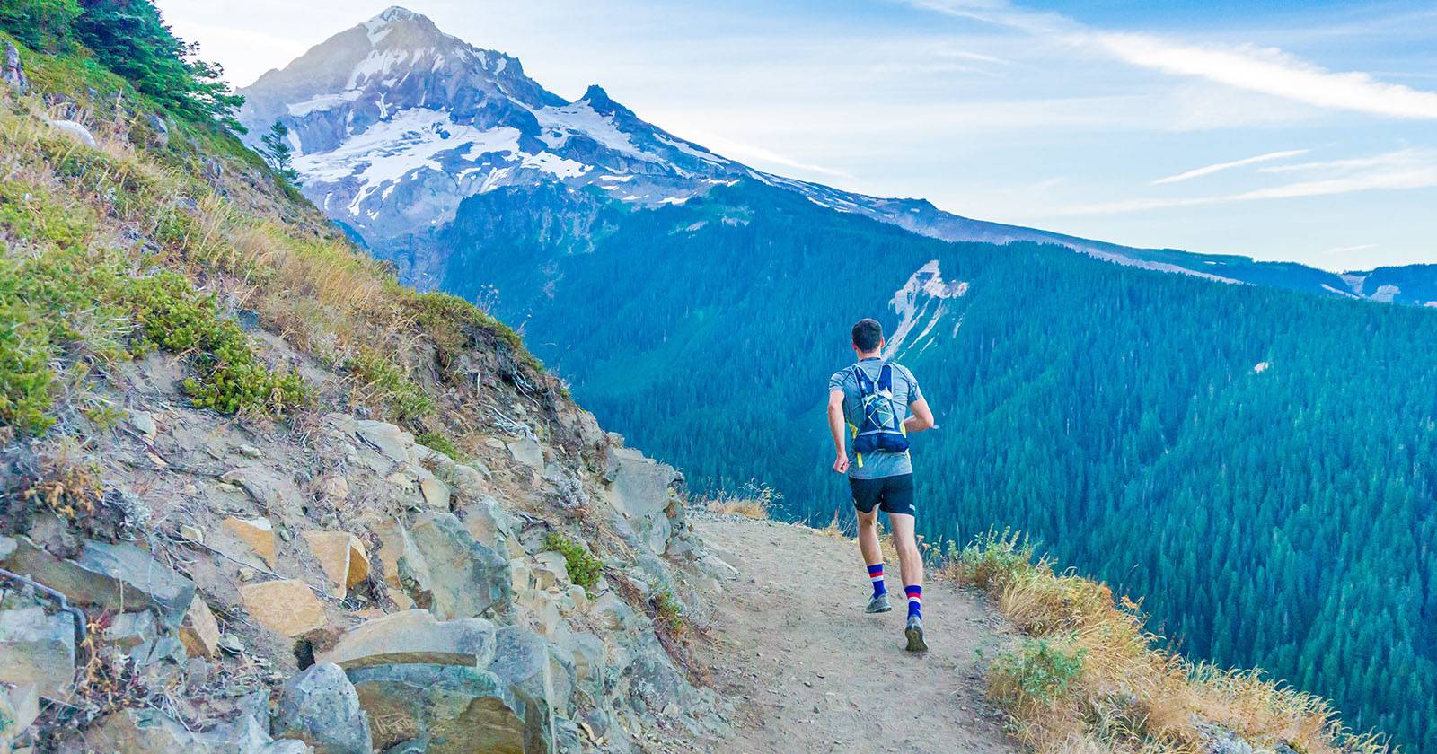 Фото человека, поднимающегося в гору