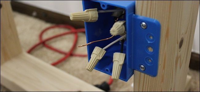 Фото демонстрации тестирования напряжения у проводов внутри монтажной коробки