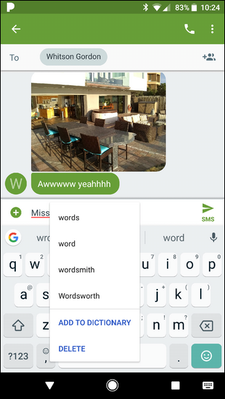 Строка предложений над клавиатурой с вариантами исправлений