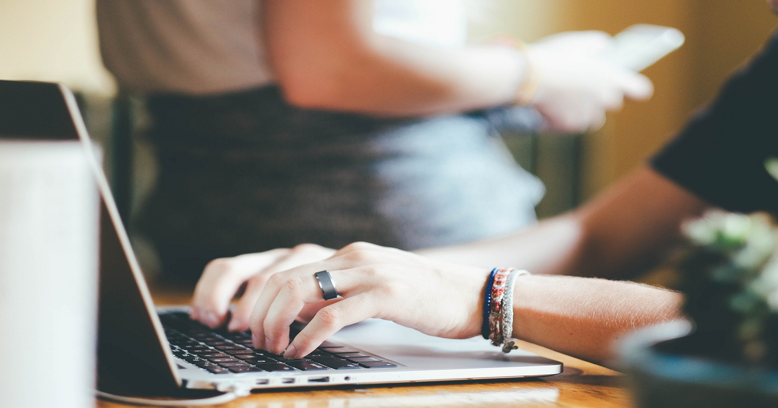 Как добавить человека в фотографию в Photoshop