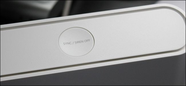 Кнопка синхронизации на базовой станции Arlo