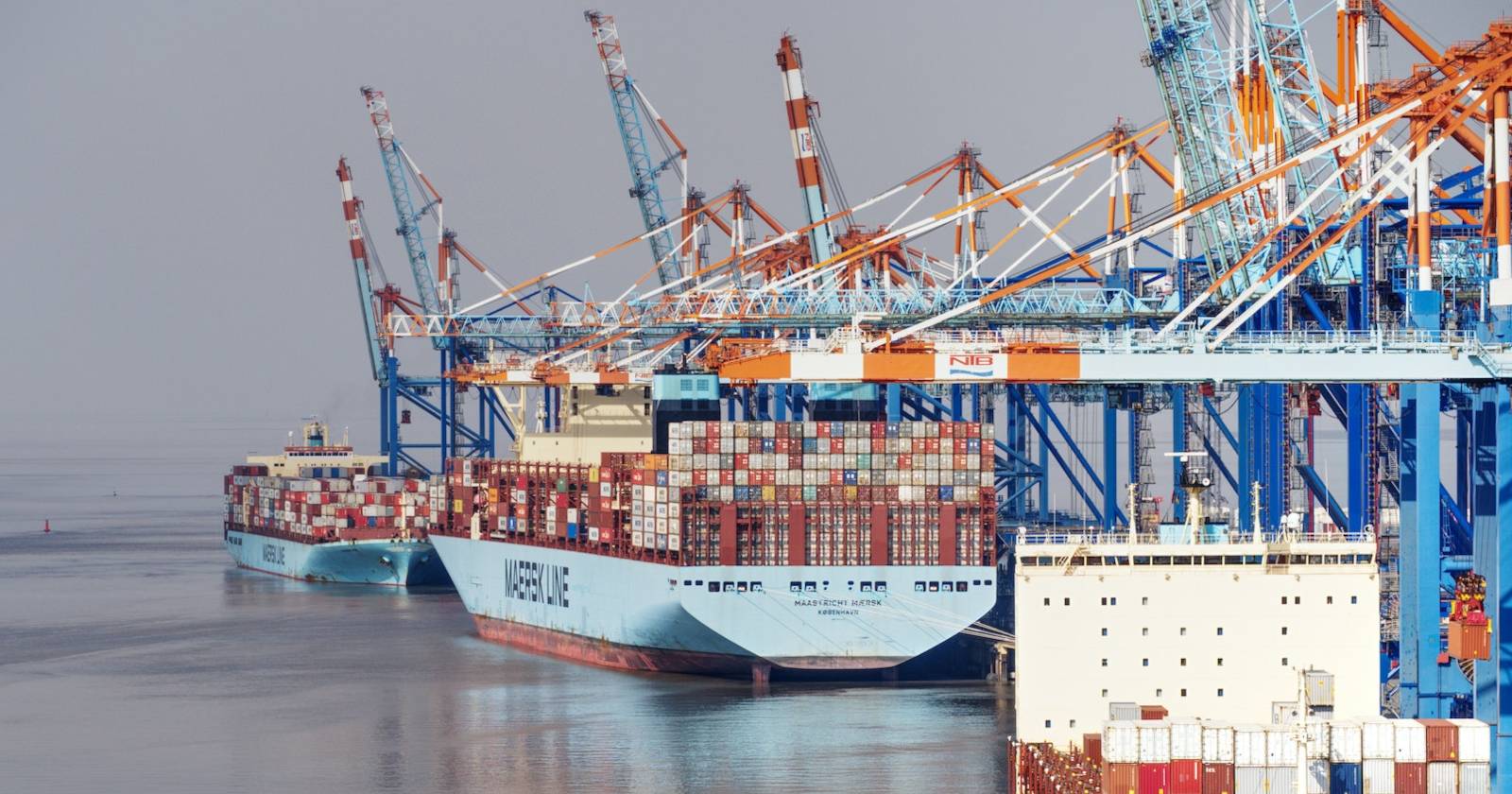 корабли с контейнерными грузами в порту