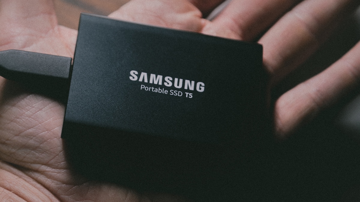 SSD externe branché prêt pour une sauvegarde