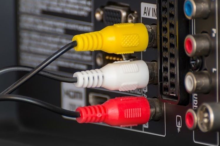 Крупный план штекеров RCA, соединённых с устройством