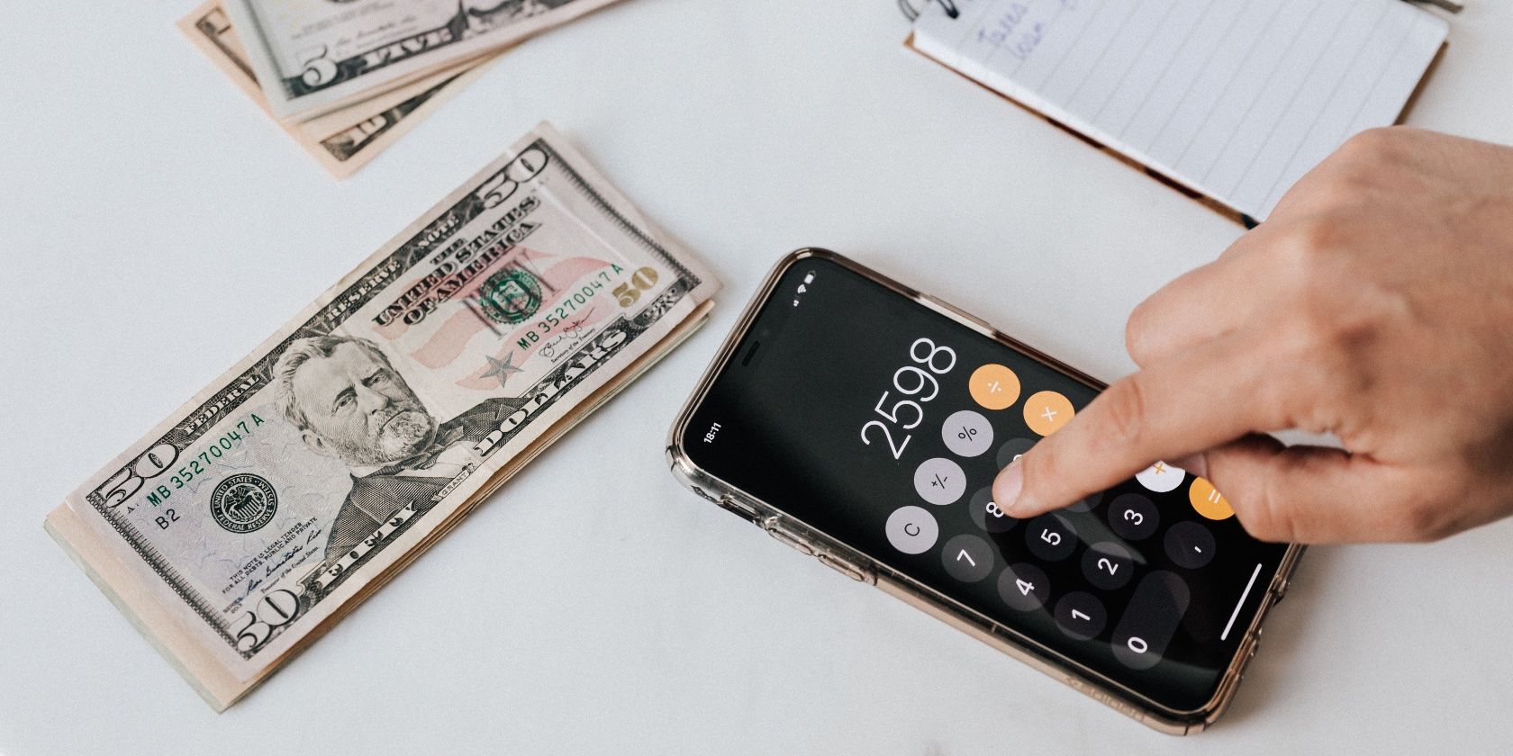 Мобильный телефон с изображением денег