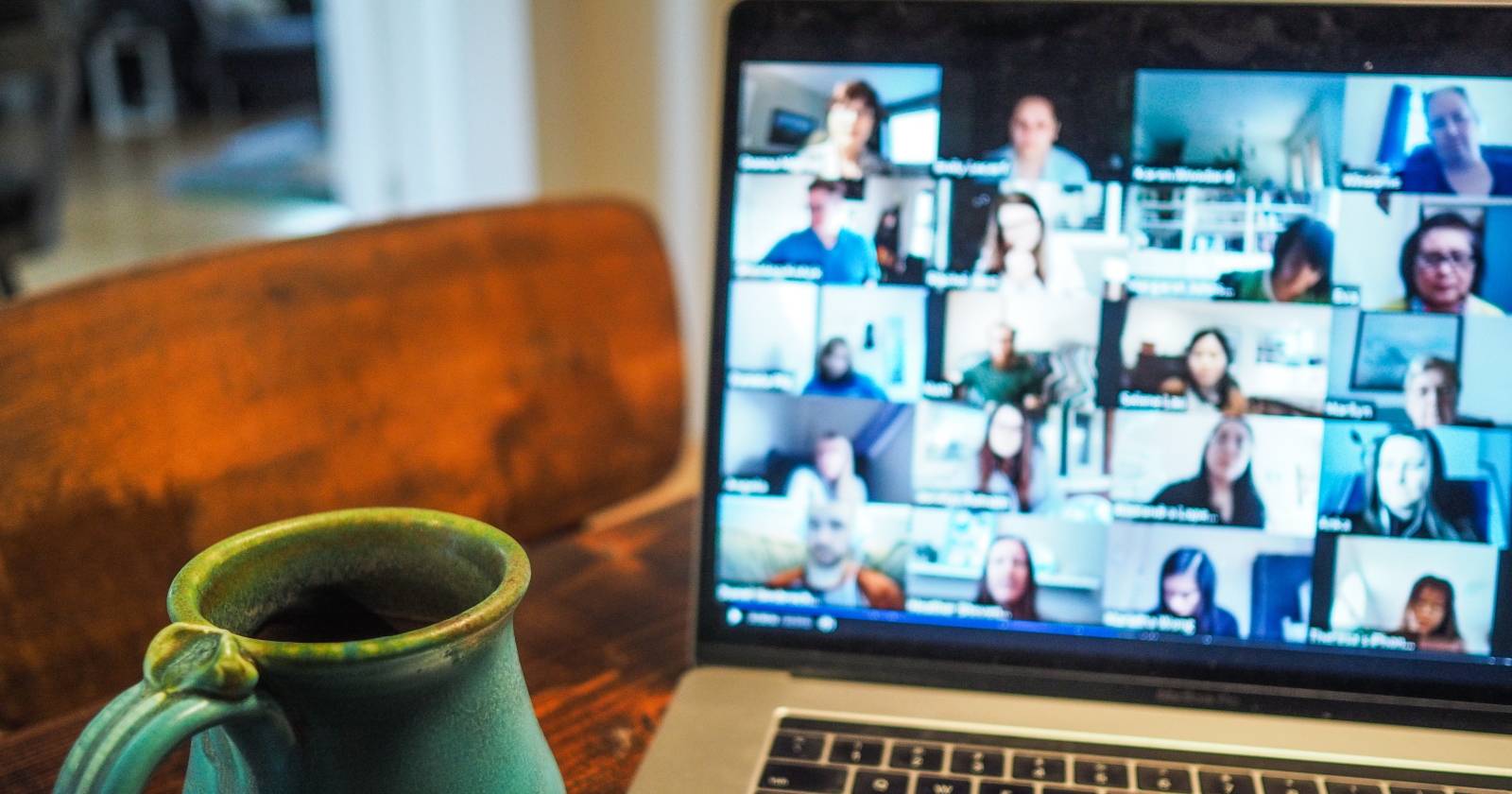 Видеозвонок команды на ноутбуке дома