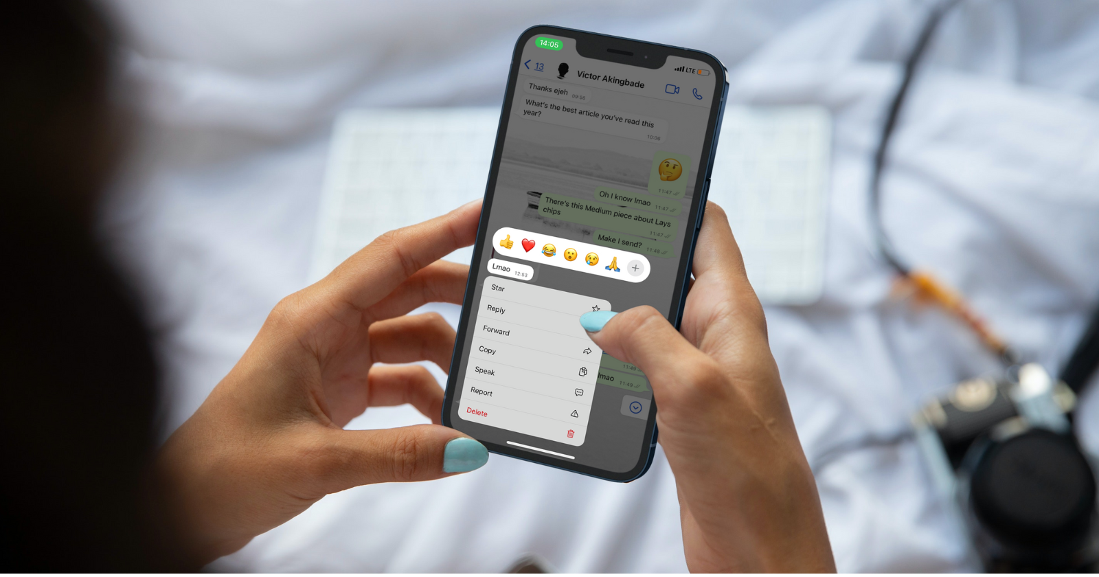 Реакции эмодзи в сообщении на WhatsApp Web
