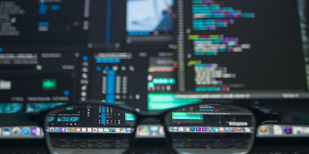 Код на ноутбуке, размытый из-за очков