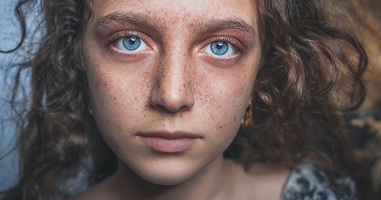 Портрет с бабочковым освещением — свет над головой подчёркивает скулы и симметрию лица