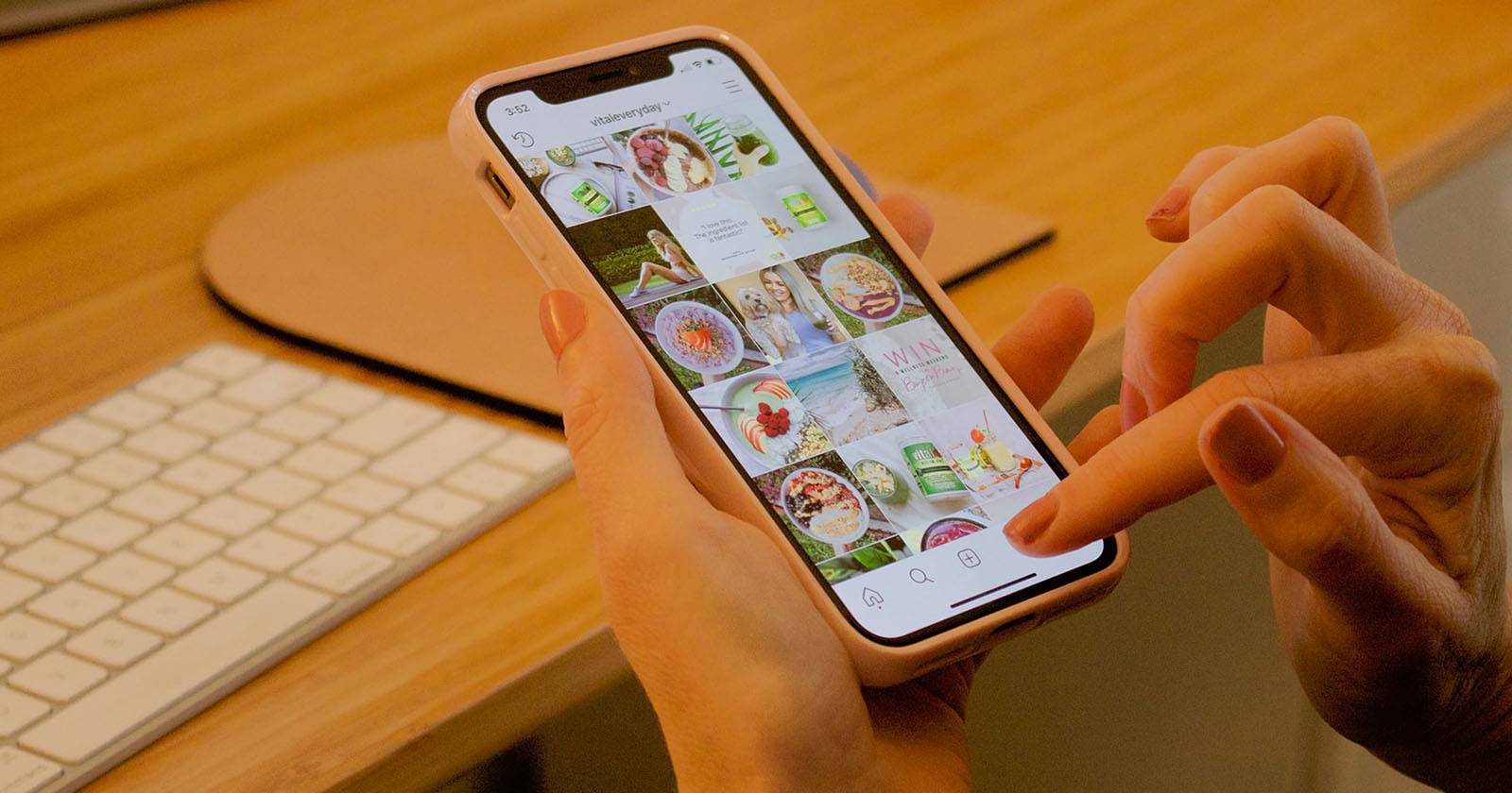 Фото человека, использующего Instagram на смартфоне