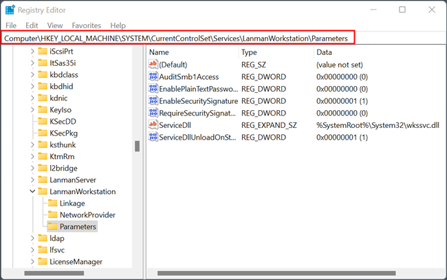 RegEdit открыт в ветке реестра LanmanWorkstation для настройки AllowInsecureGuestAuth.